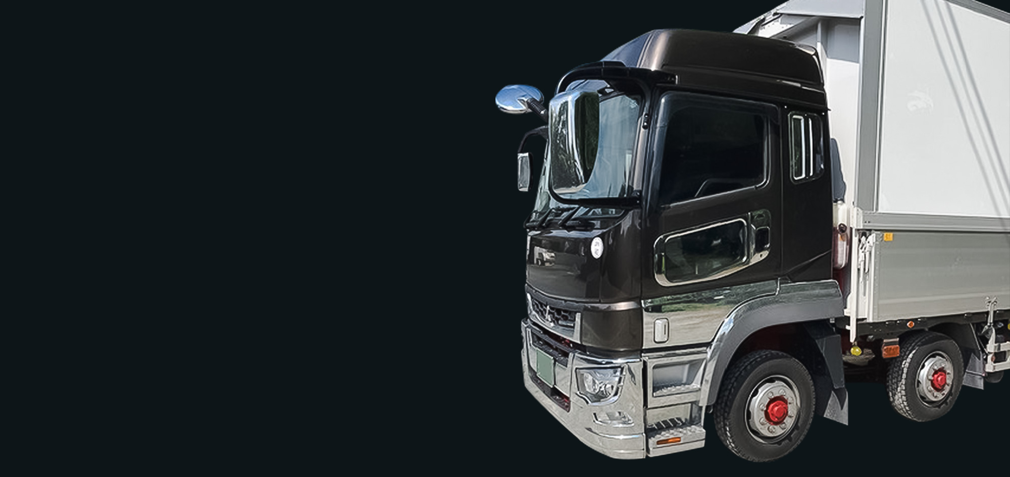 運ぶのは荷物だけじゃない。信頼と責任を胸に、今日も走り続ける。～安全第一の運行で物流を支える、有限会社ナンユー～